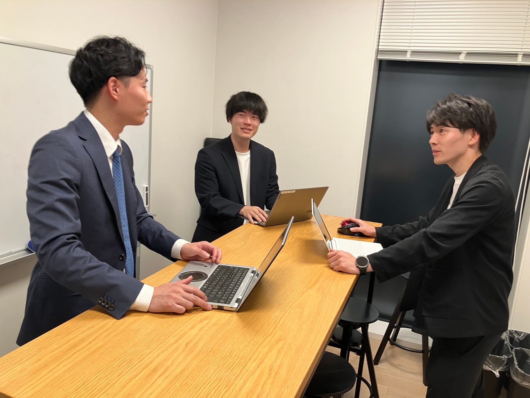 データ活用について議論するプロジェクトメンバー